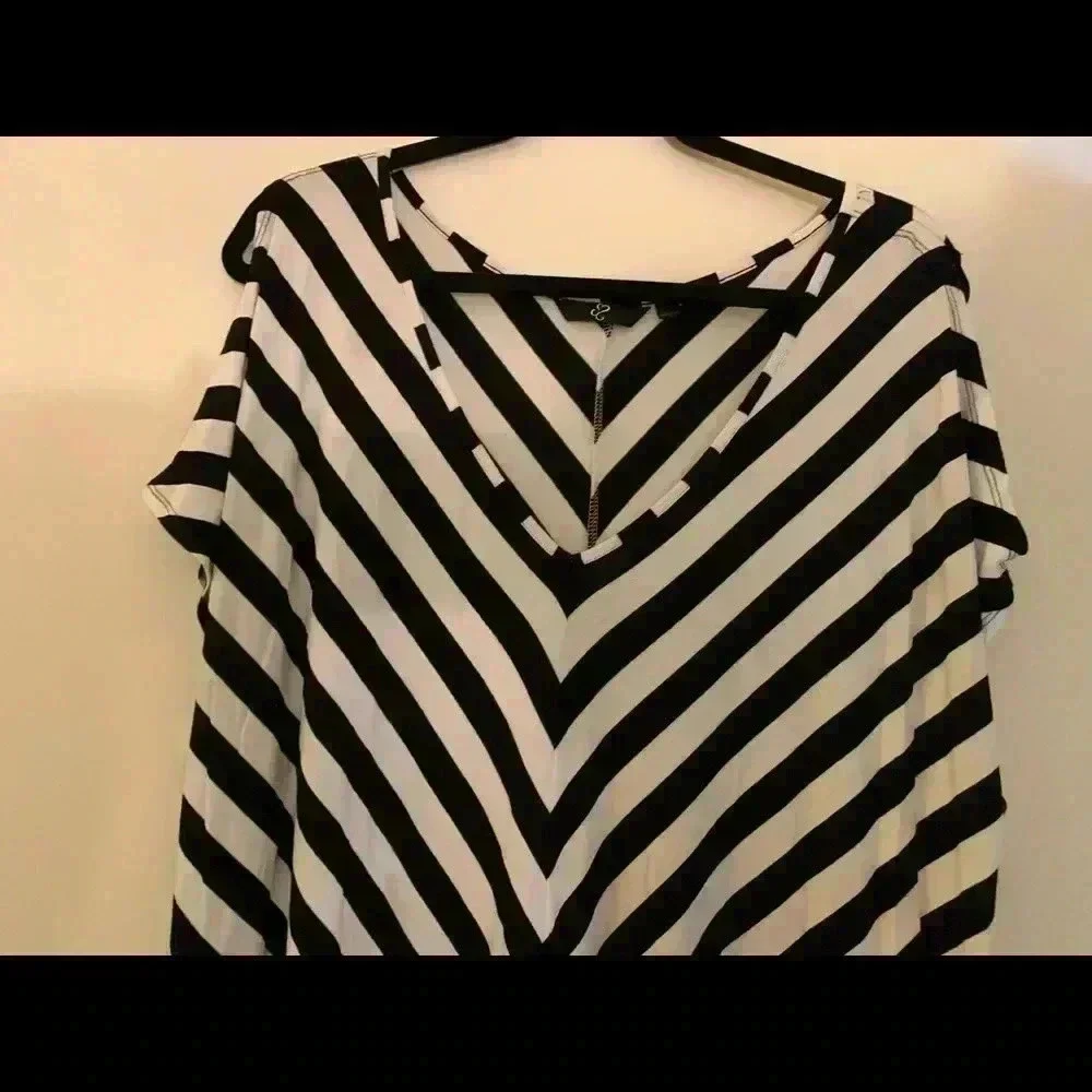 Black and White Open Shoulder Top - Picture 2 of 5